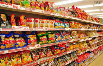 超市員工清理過期食品，守護市民“舌尖上的安全”